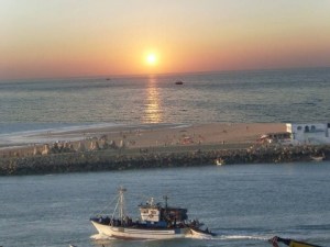 barco saliendo del río Lukus, en Larache