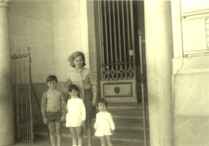 puerta de mi casa con mis hermanas