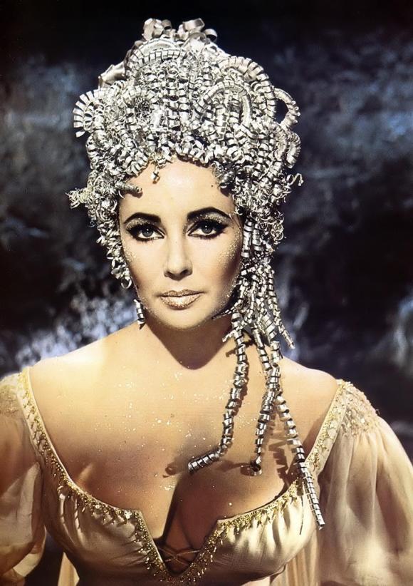 ELIZABETH TAYLOR es Cleopatra
