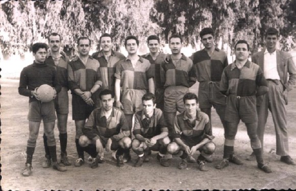 el equipo de fútbol de Uniban, en el que aparecen X, Alberca, Guerrita, Luque, Amado, Mellado, Moreno, Galea, Lñopez Gambero, X, y agachados X, Peral y mi padre Antonio Barce
