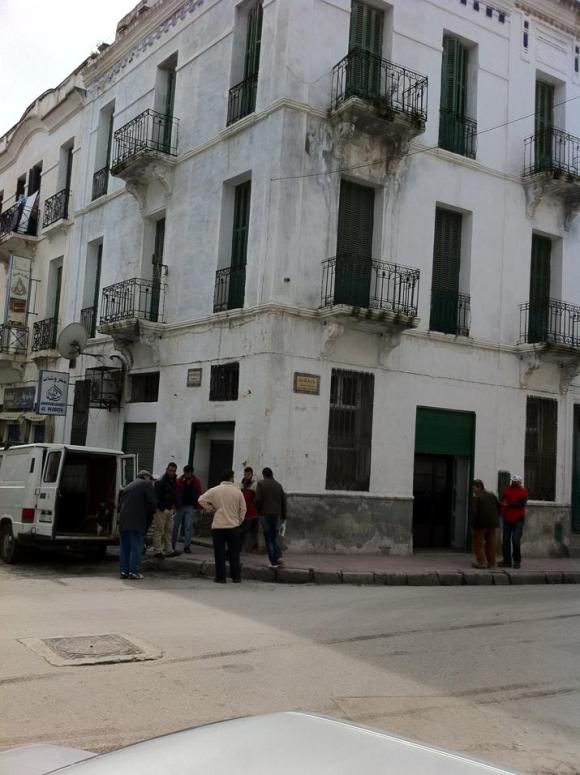 Edificio donde se ubicaban los Almacenes Sananes, en Tetuán, propiedad de la familia Chocron