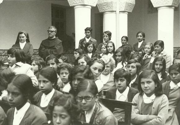Con Pili Blanco, Sor Mercedes, Padre Felix, Mati Lopez Quesada, Titi Luna, Maite Bertomeu, creo maricarmen anaya, Irene del Rio, Rosa, Rosa Marí Recio, Maria Jesus Villacorta, Gelen Navarro, Puri Sancha, Ana Mari