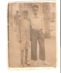 Ahmed Chouirdi, con pantalón corto, y su amigo Filali, en la Plaza de España. (Foto tomado con cámara de cajón con trípode)