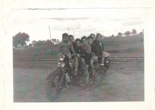 Sobre la Norton de mi abuelo: el tercero es Juanito y la útima mi madre, están con Angel Muñoz, Eduardo Morales, Pepe Muñoz y Emilio Morales