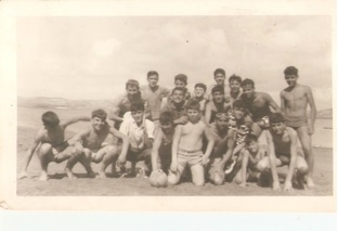 En la playa de la otra banda. Chouirdi, el  segundo a la derecha en la ultima fila. Foto Casa Samot, Larache