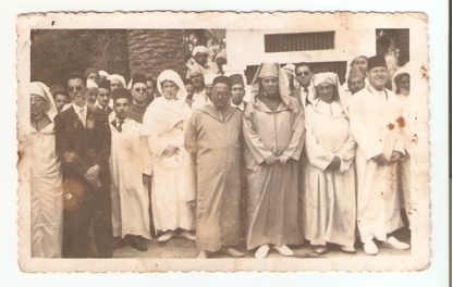 Los de Larache de antaño (11 - 08 - 1956. (Con motivo de la espedida del Gobernador de  Larache  El Meknasi)  De izquierda a derecha, primera fila : Bellefkih, Piro, Amiar,  Mrini,  Chouirdi, Abdelmalek el Harrak,   Lamzouri y Demga. Segunda fila : Ben mussa,  ( ?),  Hommàn ludiyi, ( ?),  Lamaallem Jilai . Detràs de éste ultimo està Dris Jebari .
