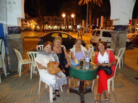 Mercedes, Maru, Ange y Maribel en la Plaza de España de Larache