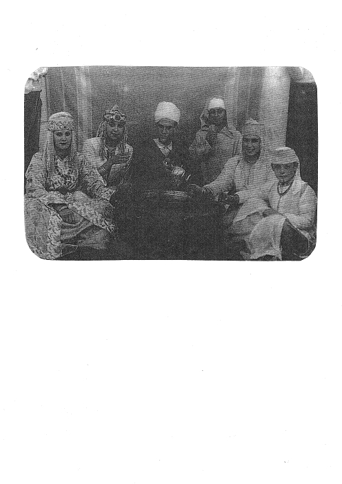 Maru, a la derecha en la imagen, tomando té en una fiesta en Larache