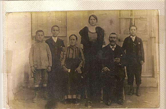 Abuelos paternos de Paco Rodríguez recién llegados con sus hijos a Larache en 1915
