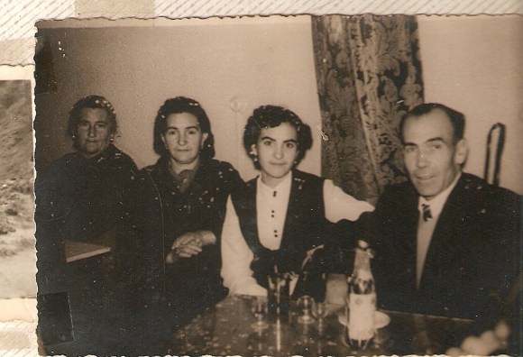 Mi abuela Maria Salud Cabeza con Maruchi Alfaro y su familia 