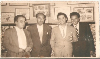 Antonio Molina en el Restaurante EL POZO, del Café Central, Larache – 3 de Noviembre de 1958. El hermano de Ahmed Chouirdi aparece el primero a la izquierda, con gafas. A la derecha está El Hamdouchi, padre del campeón de Marruecos de ajedrez. Foto Salvador.