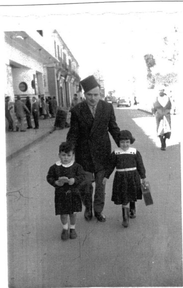 calle Chinguiti: el escritor Dris Diuri con sus hijos