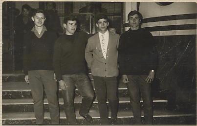 Saliendo del Cine Ideal: Manolo Abad, Jose Mari González, De Juana y Alfonso Ariza