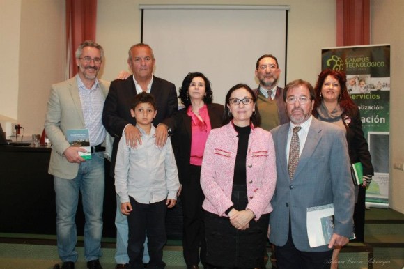 Sergio Barce, León Cohen, su nieto Álvaro (que según su abuelo es un fenómeno jugando al fútbol), Paloma Fernández Gomá, su marido, Nurya Ruiz, y delante: Inmaculada Santiago y Ricardo Chamorro