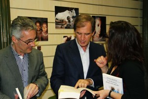 Sergio Barce, Luis Cazorla con un ejemplar de "La ciudad del Lucus" y Gabriela Grech con otro de "Una sirena se ahogó en Larache"