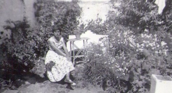 1958- la madre de Alicia en el patio trasero de su casa, poco antes de abandonar Larache