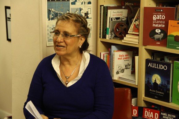 ANGELES RAMÍREZ PRESENTANDO LA NOVELA