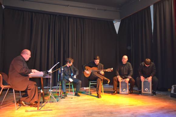 Actuando en el Luis Vives de Larache