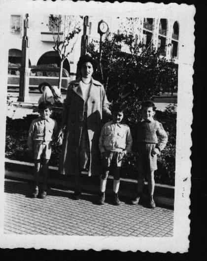 León Cohen en la Plaza España y su tia Mery