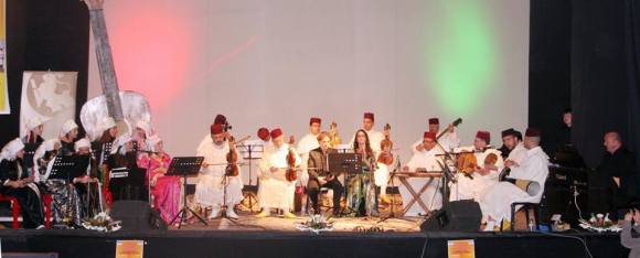 La intérprete larachense Raouya Ismaili cantando