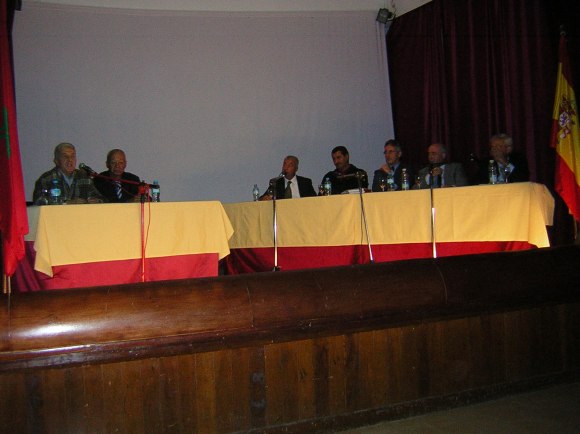 Colegio Luis Vives de Larache, en 2006. Mohamed Sibari escucha a Said Jedidi. Luego intervenimos Mohamed Akalay, José Mª Montes, el cónsul de España don Javier Jiménez Ugarte y yo.