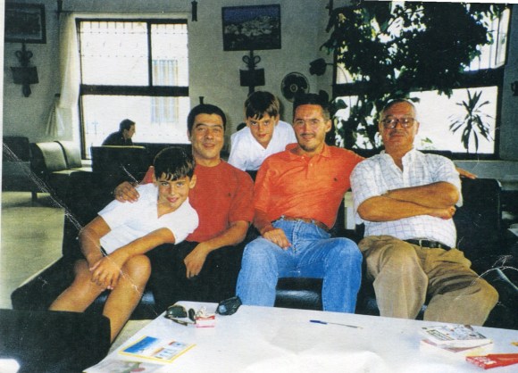 Larache- Casa de España, hace unos años: estamos Mohamed Sibari, Lotfi Barrada y yo, con mis dos hijos, Sergio y Pablo