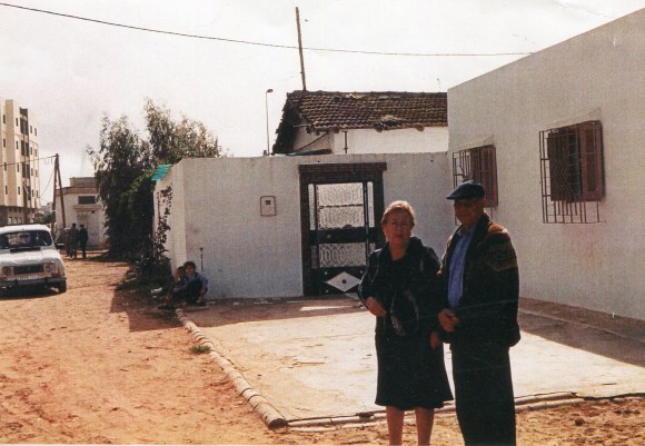 En Larache - Mohamed Sibari con mi madre, a la puerta de la que fuese la casa de mi bisabuelo