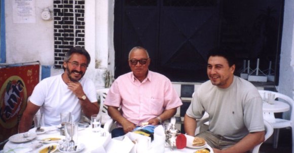 En Larache - Terraza del Café Central: Sergio Barce, Mohamed Sibari y Rachid Serroukj