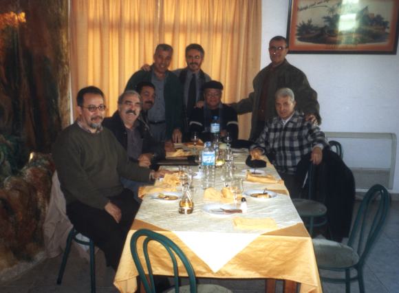 En Larache - Mohamed Sibari rodeado por Mohamed Laabi, José Luis Gómez, Mohamed Akalay, Sergio Barce, Bouissef Rekab, Said Jedidi 