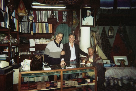En Larache - Bazar Yebari: El Hachmi Yebari, Sergio Barce y Mohamed Sibari 