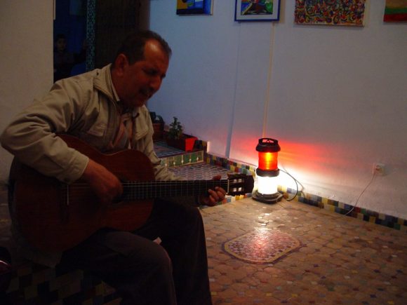 Ahmed Guenouni, actuando ayer, día de la inauguración de la exposición