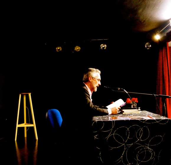 Sergio Barce leyendo en el IES Isaac Albéniz - Foto de Julio Rabadán