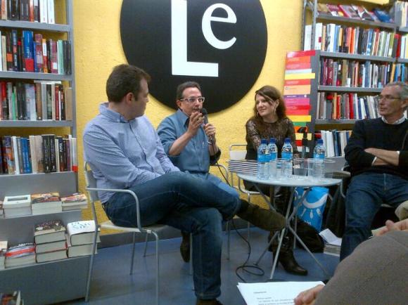 Antonio Briones interviniendo en la Librería Lé