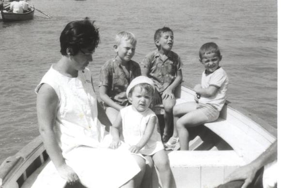 MARU, MANOLO ALVAREZ, MARISOL, MIGUEL ALVAREZ Y SERGIO, CRUZANDO A LA OTRA BANDA