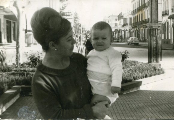 MARU Y MARISOL, EN LA PLAZA DE ESPAÑA DE LARACHE