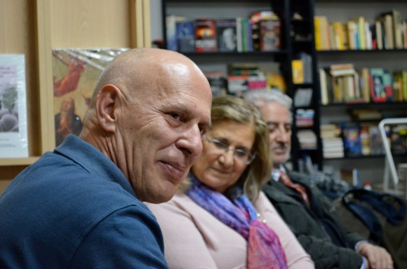 Javier Valenzuela, bajo la atenta mirada de Angeles Ramírez