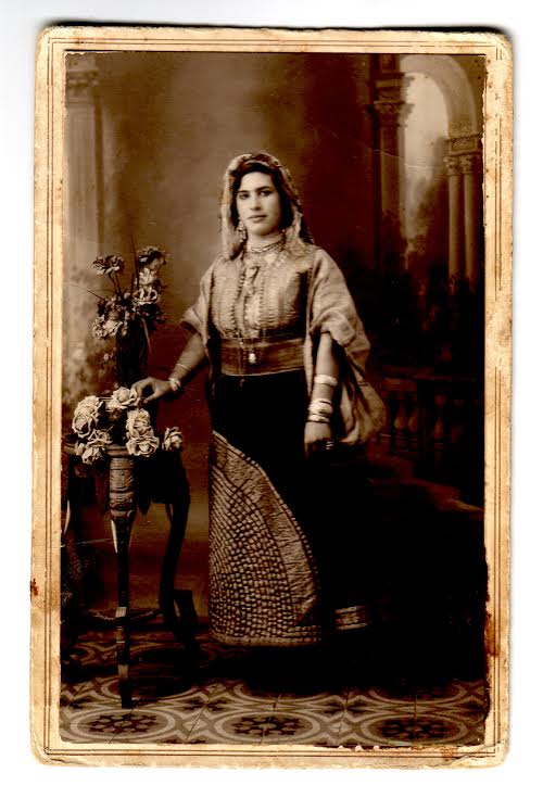 año 1930 - Larache - Esther Obadía Barcessat con el típico traje de berberisca