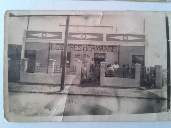 1927: Foto construcción del bakalito de mi abuelo, Antonio Rosendo. Se llamaba TRES HERMANOS (que eran Antonio, Carmelo -al que mi tía siempre llamó el 