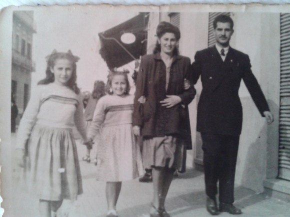 1945 Foto de mi tío Emilio Aguilera con su mujer y unos niños