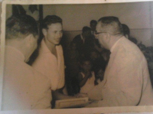 CARMELO ROSENDO recibiendo un diploma en Larache
