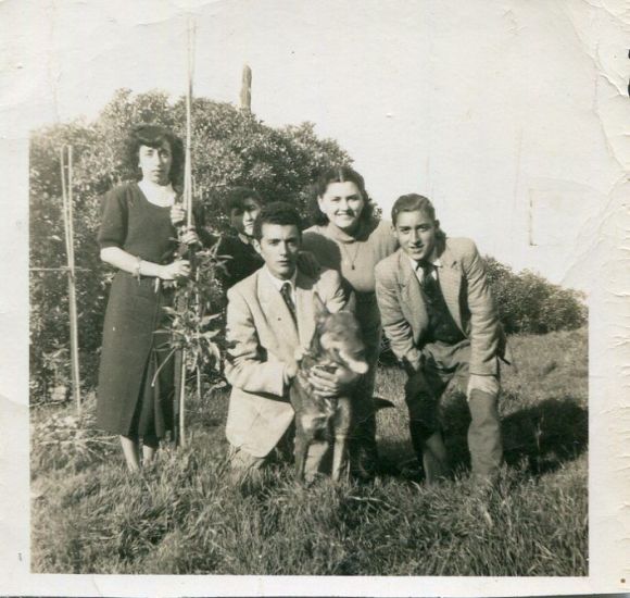 CARMEN DIAGO Y PEPETE, CUQUI Y ANTONIO BARCE CABEZA RODEANDO A SU PERRO NERÓN