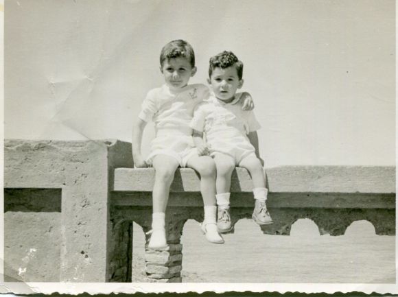 Mis primos Carlos y Jorge Barce en el Balcón del Atlántico