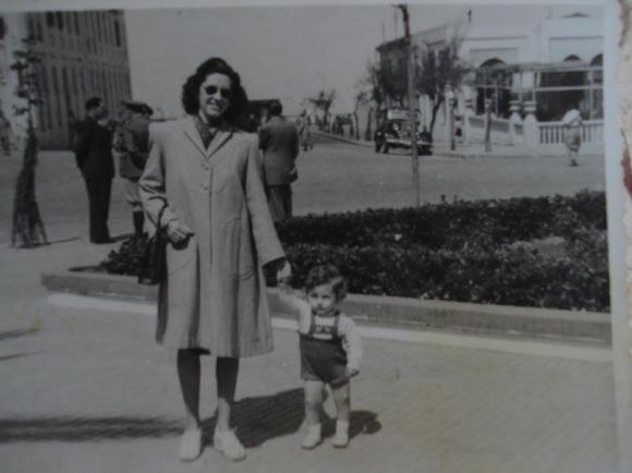 1947 - ANTONIO LOZANO CON SU MADRE EN LA PLAZA DE ESPAÑA DE LARACHE