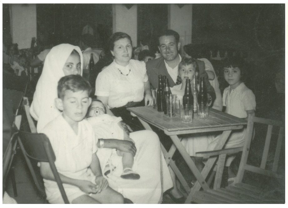 Alcazarquivir - los padres de José María con sus hermanos Juan y Maribel. José María es el niño pequeño que sostiene Fatima entre sus brazos