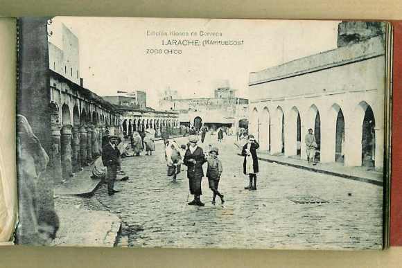 16-Larache nativo-1928-Vista de una calle del Zoco Chico.