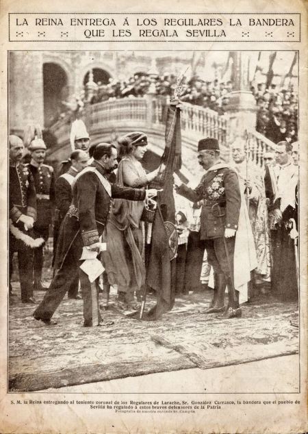 Le reina Victoria Eugenia haciendo entrega de la bandera a los Regulares de Larache. En Sevilla el 16 de octubre de 1922