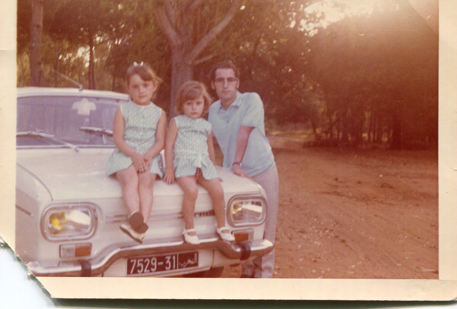 Larache - junio 1967 - mi padre y mis hermanas Marisol y Mónica