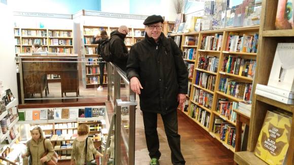 Víctor Pérez en McNally Jackson Books, Manhattan