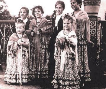 De izquierda a derecha los Príncipes Diana, Francisco, Elena, Enrique, Ana e Isabel.Terraza del Palacio de Larache, año 1943