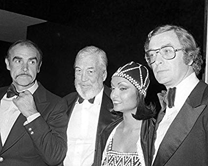 Connery, Huston, Shakira y Caine